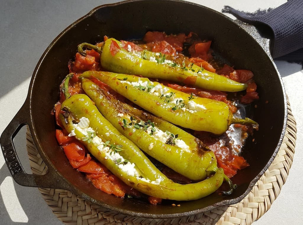 Mehr über den Artikel erfahren Spitzpaprika mit Tomate und Feta