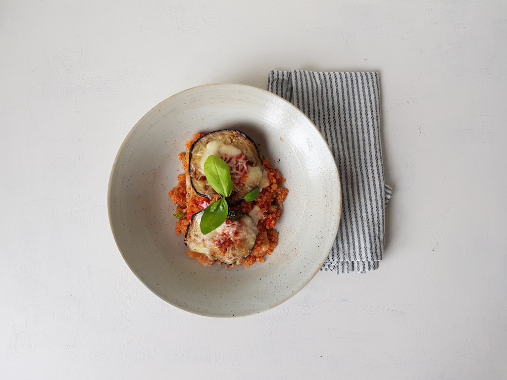 Mehr über den Artikel erfahren Auberginen-Quinoa mit Mozzarella