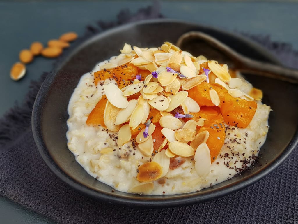 Mehr über den Artikel erfahren Vanille-Mandel-Porridge mit Aprikosen