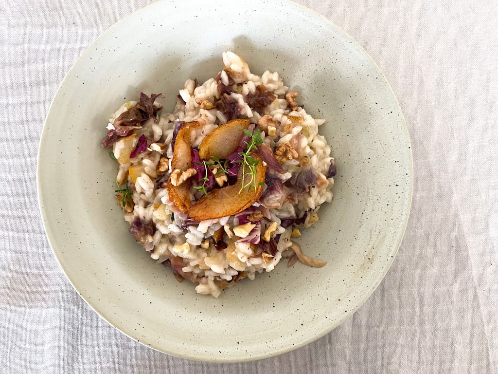 Mehr über den Artikel erfahren Radicchio-Risotto mit karamellisierter Birne