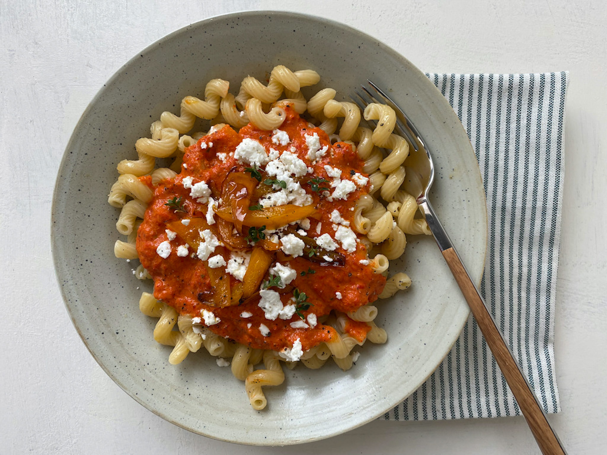Mehr über den Artikel erfahren Paprika-Pasta mit Feta und Thymian