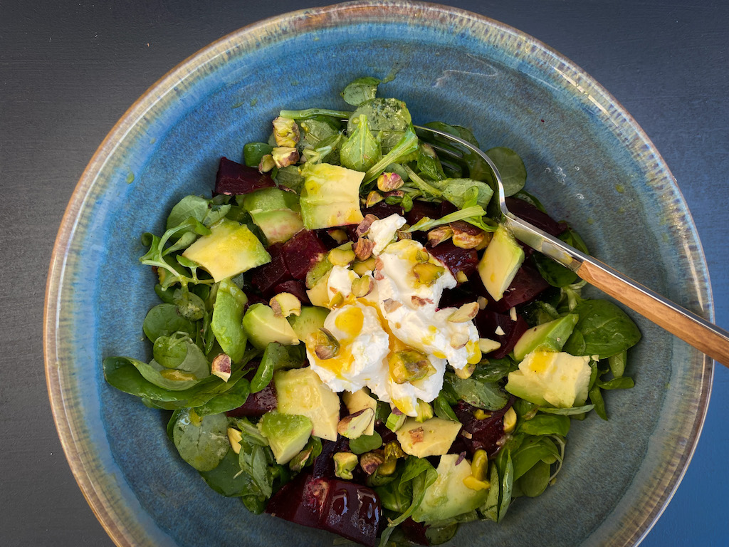 Mehr über den Artikel erfahren Feldsalat mit roter Beete, Avocado und Ziegenkäse