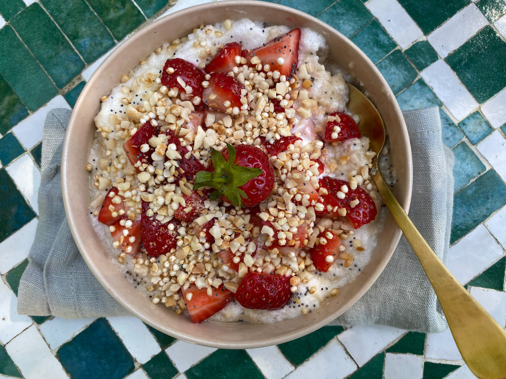 Mehr über den Artikel erfahren Erdbeer-Mandel-Porridge