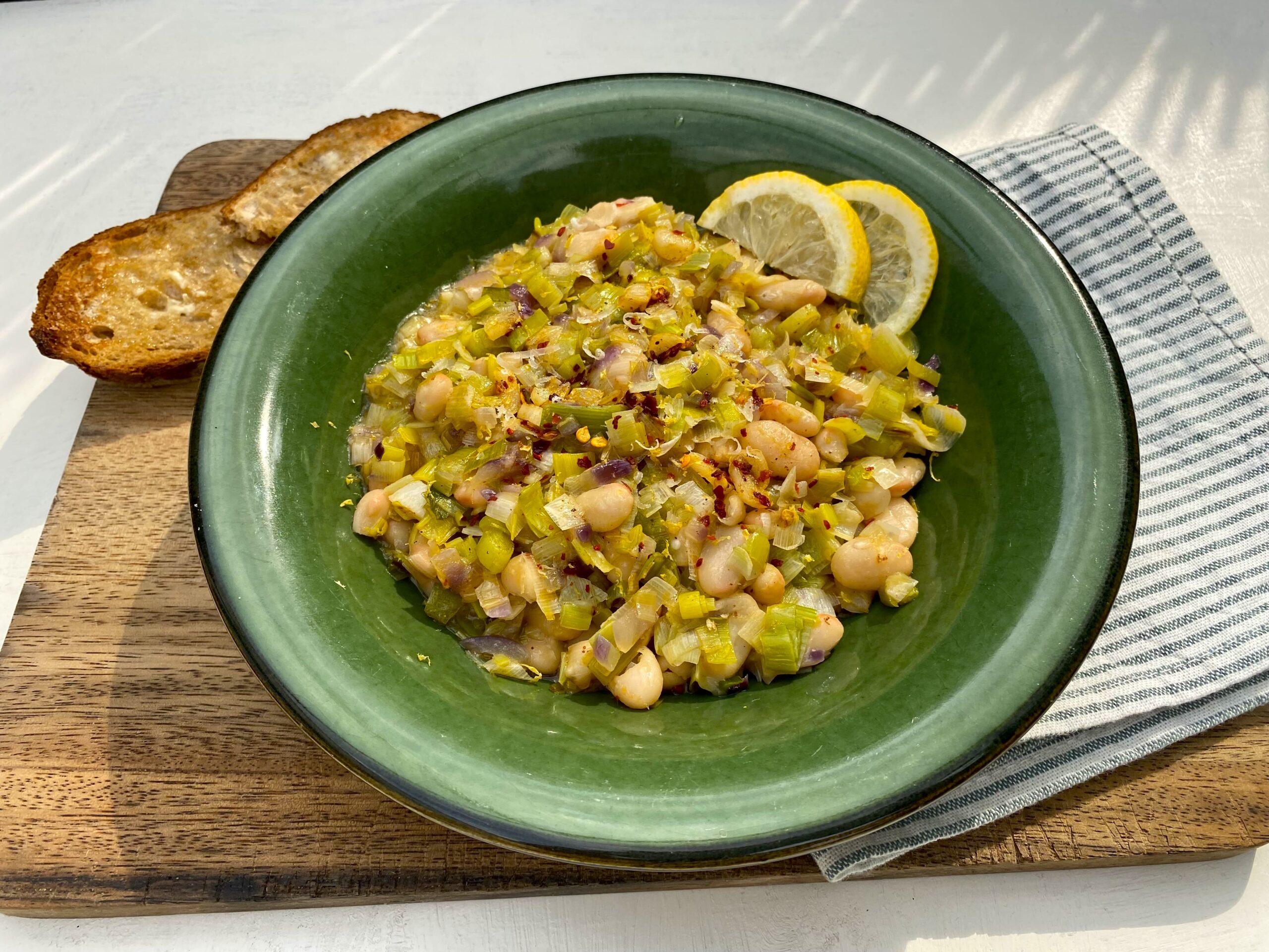 Mehr über den Artikel erfahren Weiße Bohnen mit Lauch und Chili-Öl